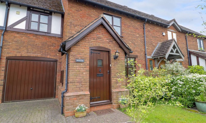 Stratford-upon-Avon Cottage | OLD TOWN COTTAGE, pet friendly, with open fire in Stratford-Upon-Avon
