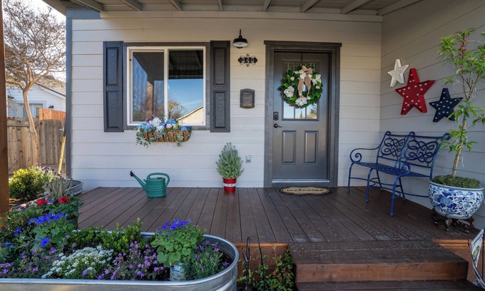 Clovis Cottage | Old Town Clovis, walk to town & Rodeo. Old time charm with brand new amenities