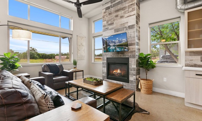 Old Town North House | Old Town Modern New Build: Rftp Spa W/Mtn Views!
