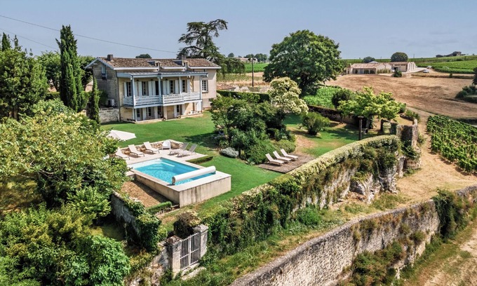 Saint-Emilion Villa | Old wine chateau with all comfort overlooking the vineyards of Saint-Emillion.