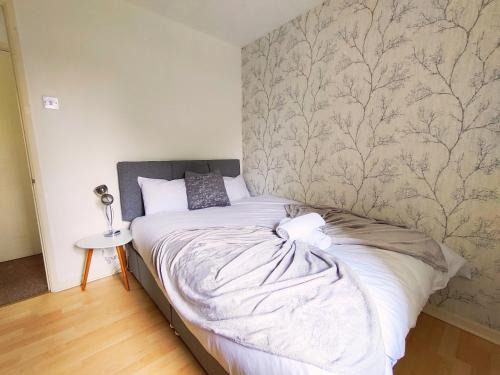 Milton Keynes House | Oldbrook BUDGET FRIENDLY 3 Bedroom House Sleeps 6 FREE PARKING and NETFLIX