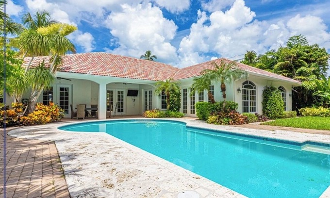 Old Naples House | Olde Naples Luxury Home 10 Houses from the Beach