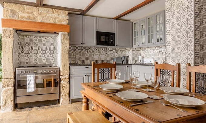 Oakworth Apartment | OldMill-2Bed-Sleeps6-HotTub-PrivateGarden