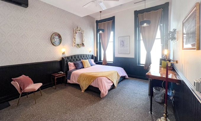 Downtown - Waterfront House | Oliver Inn | Suite 18 | Sarah Burger Stearns