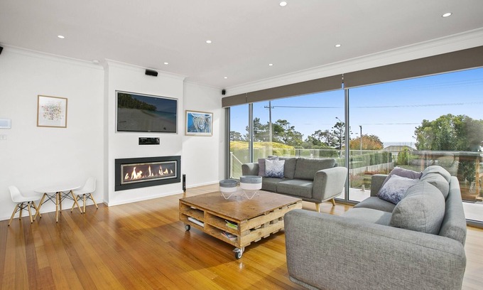 Frankston South House | Olivers Hill Oasis - The Ultimate Family Entertainer