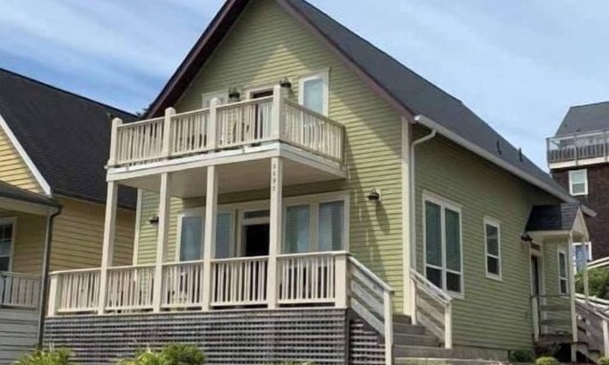 Olivia Beach House | Olivia Beach Parkside house with hot tub and short walk to beach