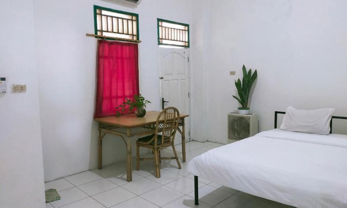 Palembang Hotel | Ombai Guest House 27 Syariah Mitra RedDoorz
