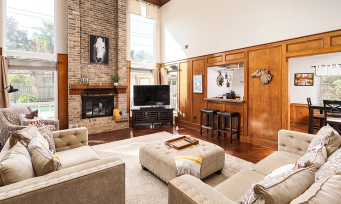 Houston House | OMG! Private Pool! * 4/4 beautiful Entire House * Houston Attractions