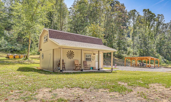 Zanesville Cabin | On 40 Acres: Charming Cabin in Zanesville!
