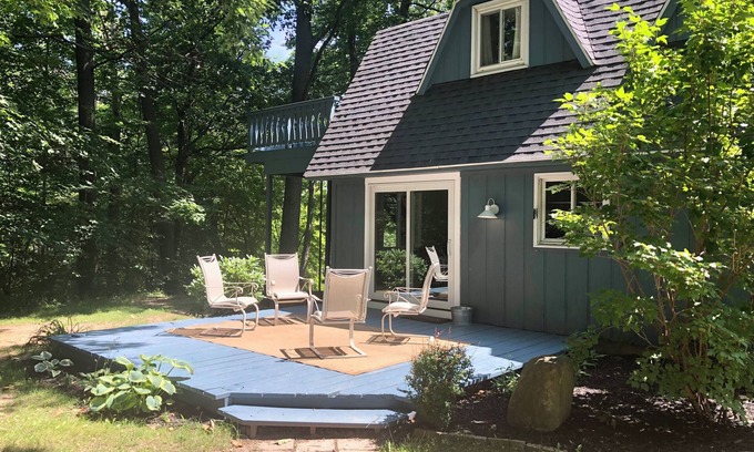 South Haven Cottage | On Black River and Kal-Haven Trail- bike or walk to downtown, kayak to Lake Mich