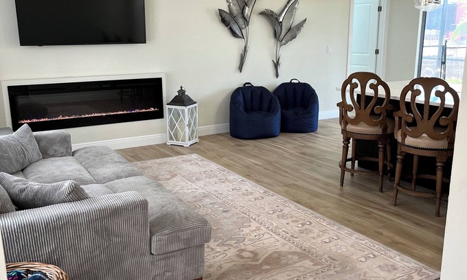 Biggar House | On canal, boat friendly, and heated saltwater pool.