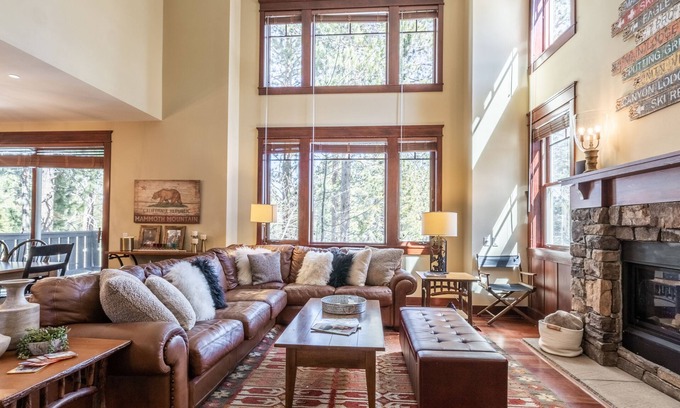 Mammoth Lakes House | On Golf Course, Close to Eagle & Village, Pet Friendly w/Hot Tub