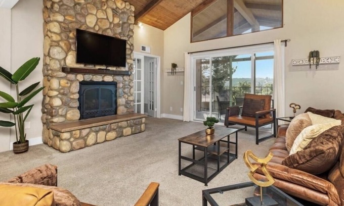 Lake San Marcos Apartment | On golf course next to lake San Marcos. Close to theme parks and beach