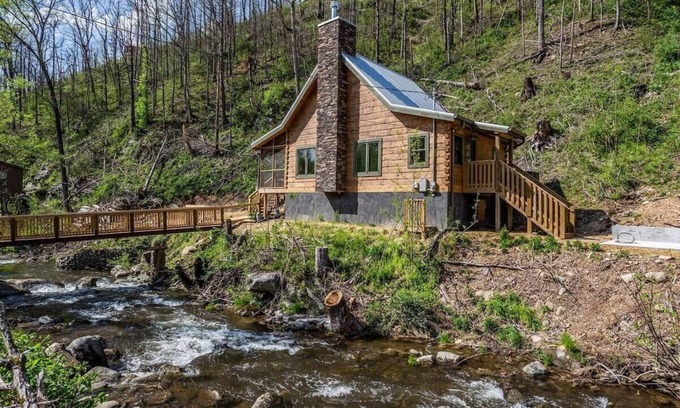 Gatlinburg Cabin | On Roaring Fork Stream/.9 Miles to DwTn Gatlinburg