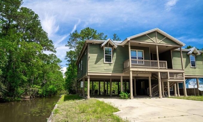 North West Florida House | On The Canal | Pet Friendly | Riverfront | Hook, Wine & Sinker