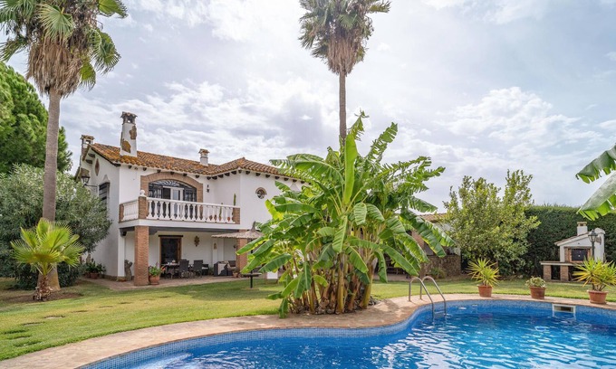 Jimena de la Frontera House | On the edge of Los Alcornocales National Park, this beautiful villa welcomes you.