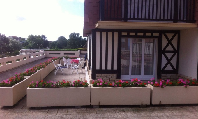 Cabourg Apartment | On the edge of the Marcel Proust promenade, large south-facing T2, 700 m from the casino.