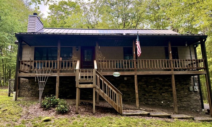 Alpine Lake Apartment | On the Rocks 4BR w/loft cabin tucked in the woods