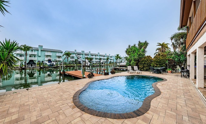Independence Square House | On The Rocks/Waterfront/Pool/Foosball/Mins 2 Beach