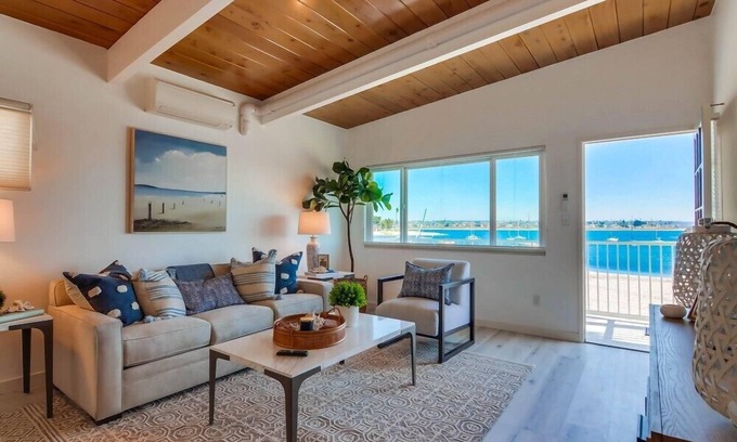 Central Mission Beach Apartment | On the Sand * Exclusive Water View Deck * Top Level * A/C