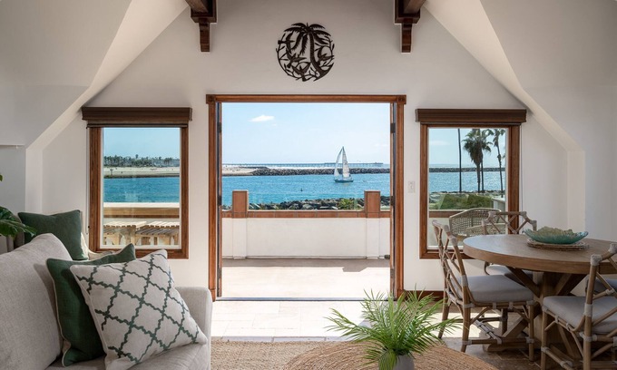 South Mission Beach House | On the Sand! | Single-Family Oceanfront Home | AC + Sunset Views