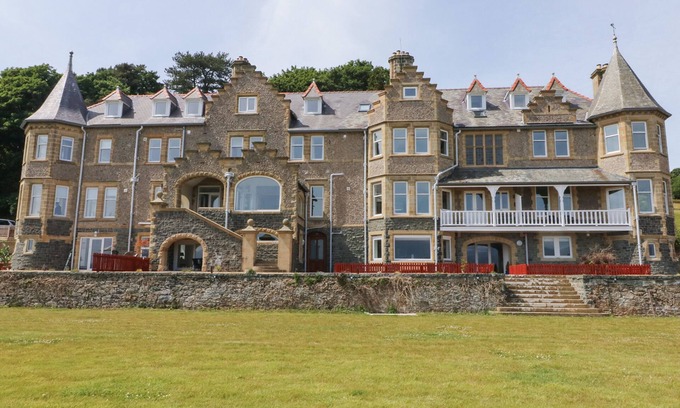 Menai Bridge Cottage | ON THE STRAITS, family friendly, with a garden in Menai Bridge