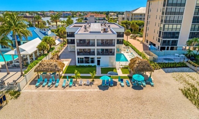 Connors Condo | ON VANDERBILT BEACH in Naples! One week rental Nov 1 - Nov 8 ONLY