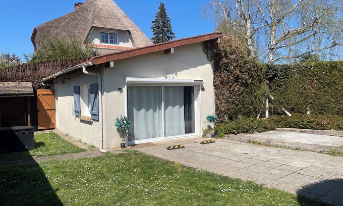 Oncy-sur-Ecole House | Oncy mini house relaxes. Pets allowed