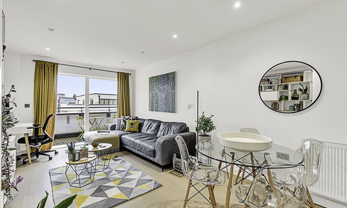 Larkhall Apartment | One-bedroom Apartment With A Balcony In Stockwell