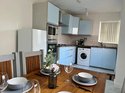 Smethwick Apartment | One-Bedroom Flat with Parking and Garden