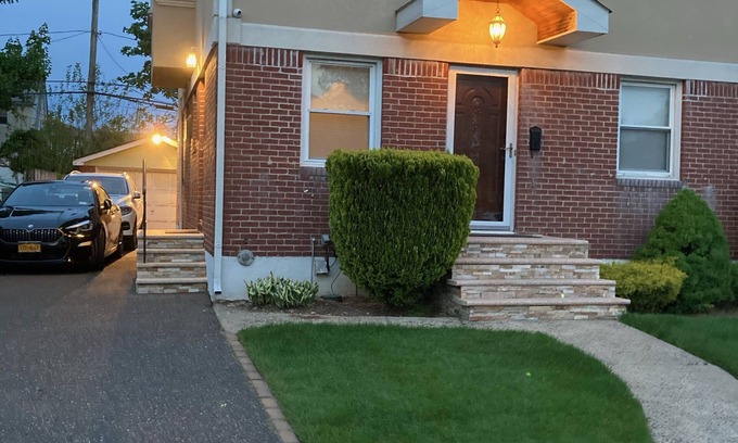 Elmont House | One bedroom walk down with private entrance ,ten minutes from JFK Airport.