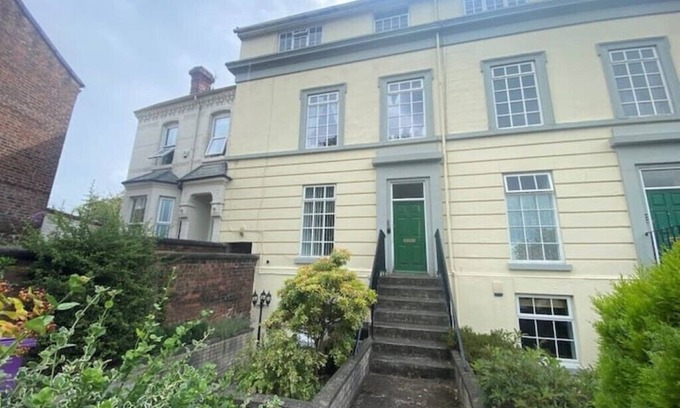 Liverpool Apartment | One double bedroom ground floor apt, with two sofa beds in lounge