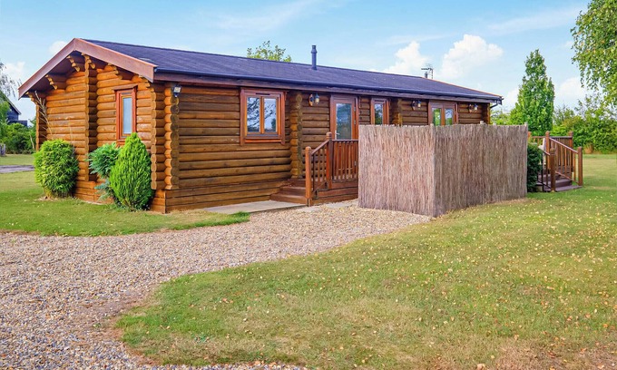 Woodbridge Ski Chalet | One double with en suite shower and one twin.