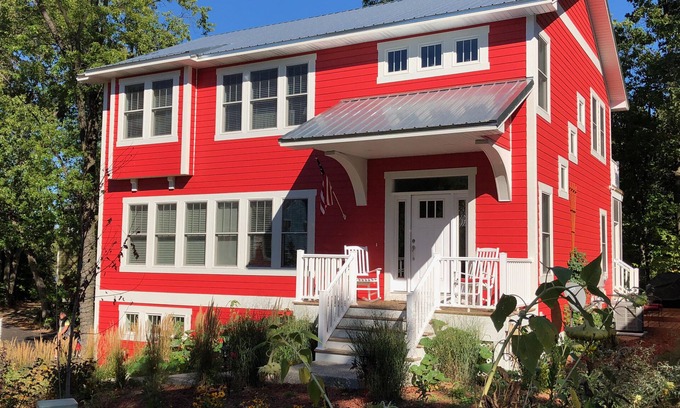 Michigan City House | One hour & 15 minutes from Chicago! Create family traditions at Big Red!