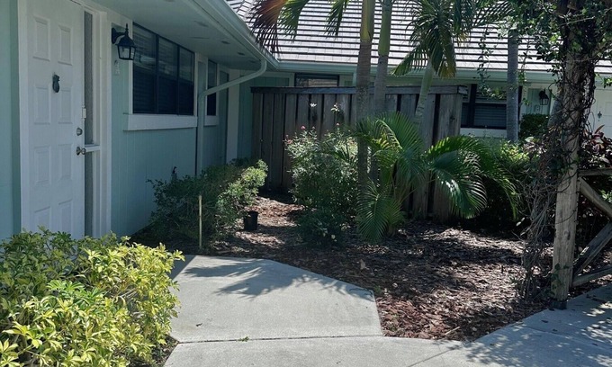 Jupiter Bay Condo | One level villa. Clubhouse, pool, tennis. Barbeque on patio. Two parking spaces.