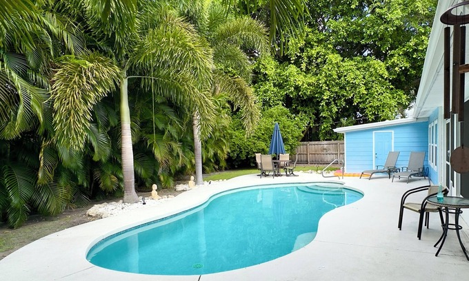 Sarasota House | ONE MILE from beautiful Siesta Key, #1 beach in the USA!
