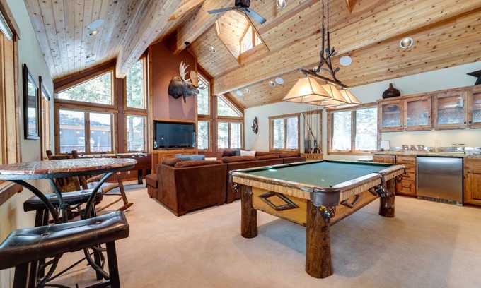 Truckee House | 'One Moose Lodge' w/Hot Tub in Tahoe Donner