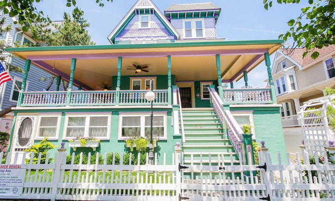 North End House | One of a kind single family home, 6 bedrooms, sleeps 13