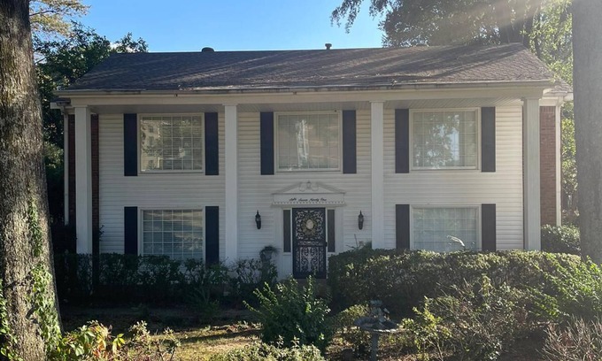 Ellendale House | One-of-a-Kind Vast Colonial Estate in Germantown- 8 King Beds
