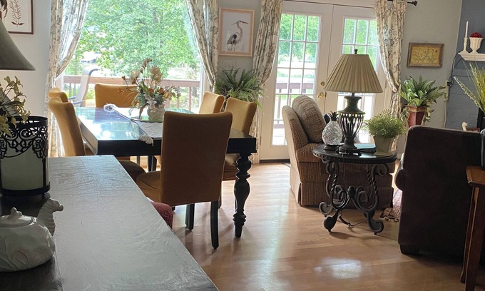Milledgeville House | One of Best Locations on lake ! Cozy, relaxing lake front cottage