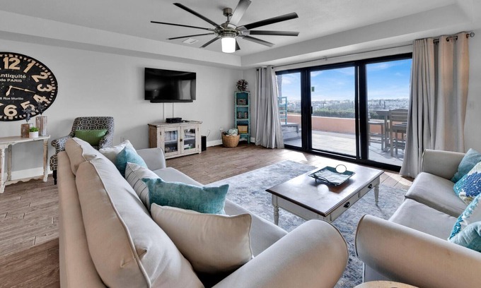 Holiday Isle Condo | One of the largest 2Bd, 2Ba condos in Destin,Patio on the Gulf