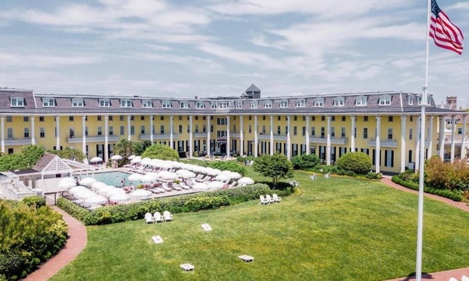 Cape May Hotel | One Queen Bed Town Side | Congress Hall