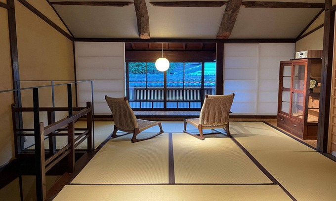 Obama Villa | One-room suite townhouse in an important traditional building preservation district with bedrock bath & open-air bath Please stay in the kitchen and projector.