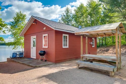 Harshaw House | Oneida County Cabin with Private Dock and Rowboat!