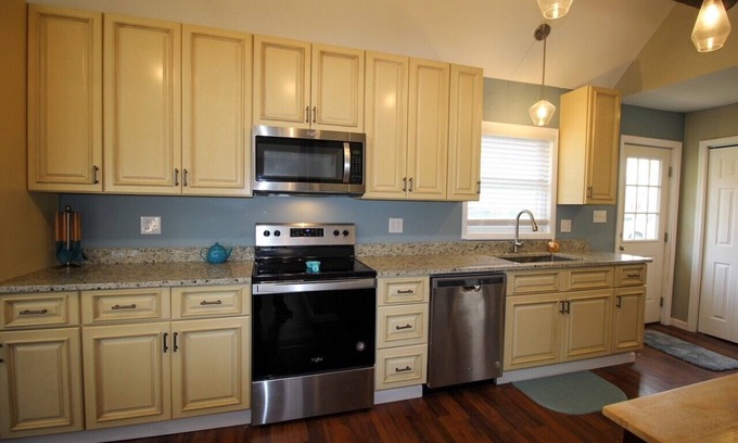 Cleveland House | Oneida Lake access close to The Turning Stone Casino and The Lakehouse