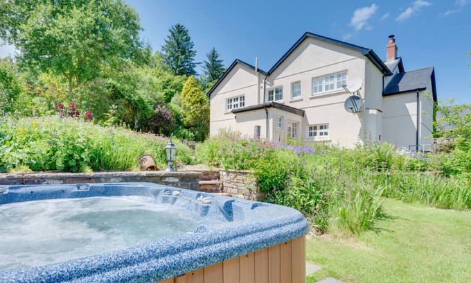 Trecastle House | Onnen Fawr Farmhouse