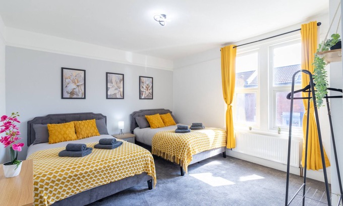 Southsea House | Open Mind Property - Cosy Home - 6 Beds & Parking