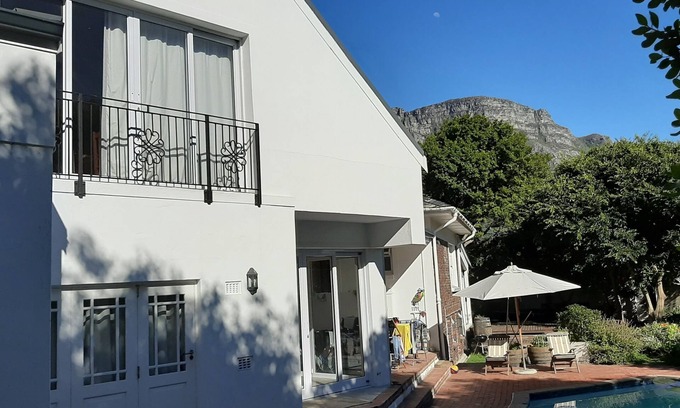 Claremont Cottage | Open plan cottage with swimming pool close to Kirstenbosch Gardens and beaches.