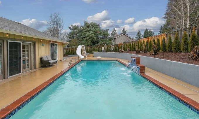 Vancouver House | Open & Spacious Resort w Hot tub ★ Basketball Court ★ Pingpong