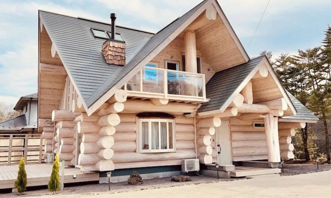 Kitasaku-gun House | Opened in May 2021Yellow cedar Canadian loghouse/Kitasaku-gun Nagano